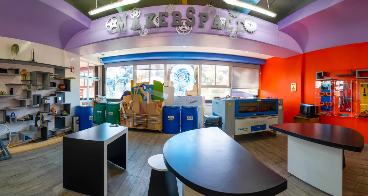 Salón de MakerSpace en Cumbres Bosques