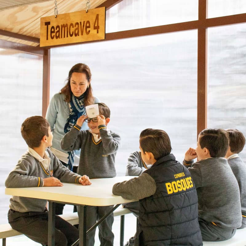 Alumnos de primaria aprendiendo en equipo en Cumbres Bosques