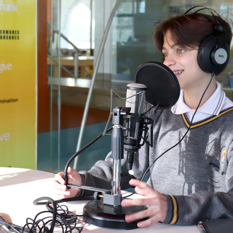 Alumno de Cumbres Bosques en la radio